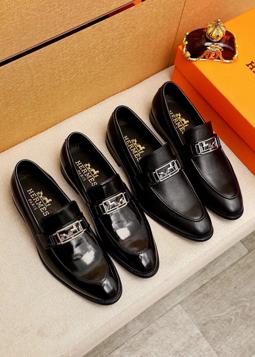 Men's shoes 💰480 💐 Product trademark: HERMES "Hermès" casual leather shoes Regular size: 39-44 (38.45.46🉑️Customized) Product materials: Selected imported first-layer open-edge beaded cowhide leather upper + classic hardware buckle, imported water-dyed 🐂 cowhide lining. Strong three-dimensional visual effect, combined outsole Color: 1⃣️color optional